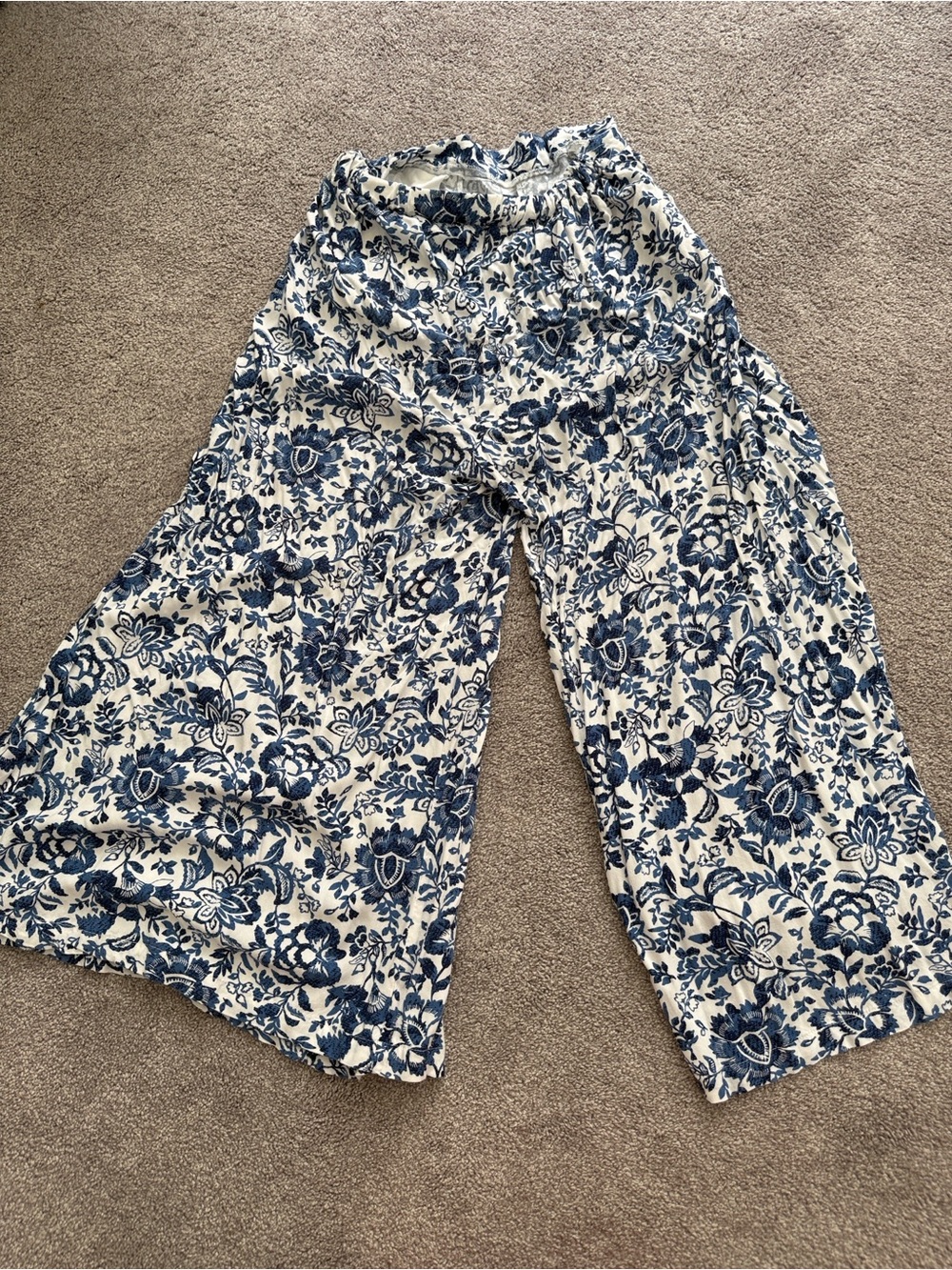 Francesca's Collections Blue and White Floral Cropped Wide-Leg Pants